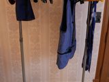 un porte-manteau sur lequel sont suspendus des vêtements, dans une pièce