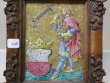 un vieux cadre contenant la photo d'un homme tenant un pot de fleurs