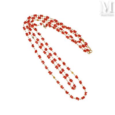 Collier de perles rouges et dorées sur fond blanc