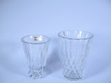 deux vases en verre posés l'un à côté de l'autre sur une table
