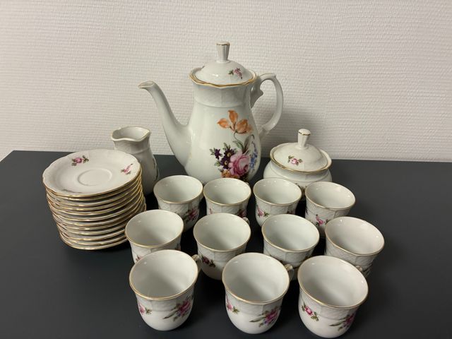 Partie de service à café en porcelaine Tchèque. 1 théière, 1 sucr...