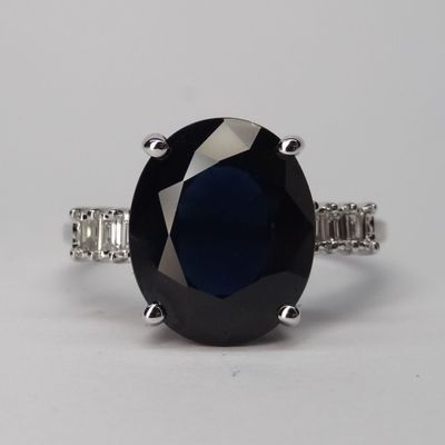 Bague en or blanc 18k 750ml sertie d'un saphir taille ovale …