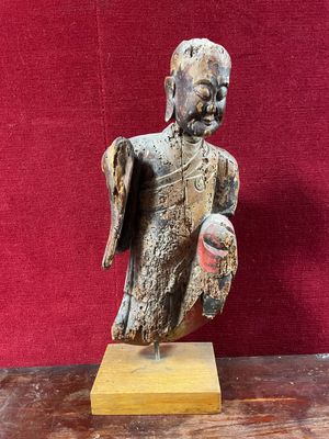 statue représentant un homme tenant un ballon de basket sur un socle en bois
