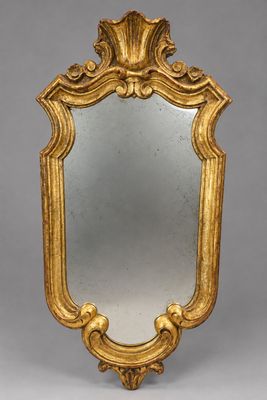un miroir à cadre doré orné d'un motif décoratif sur le pourtour
