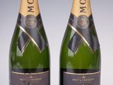 On voit deux bouteilles de champagne Moët côte à côte