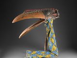 un gros plan sur une sculpture représentant un oiseau au long bec