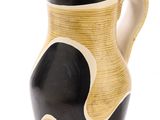 un vase noir et blanc orné d'un motif jaune et noir