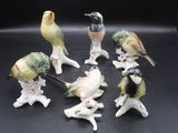 cinq figurines d'oiseaux empilées les unes sur les autres