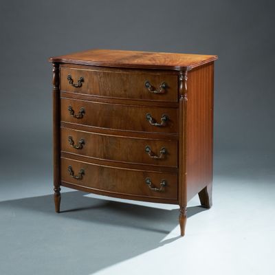 une photo d'une commode avec un plateau en bois
