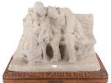 sculpture représentant un groupe de personnes assises sur un banc, sur fond blanc