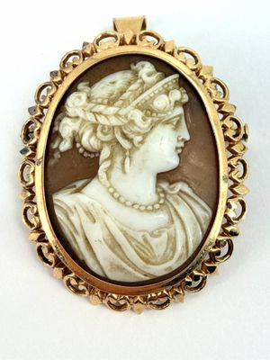 Camée coquillage au profil d'une femme au collier de perles,…