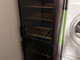 a refrigerator and a washing machine in the corner of a room