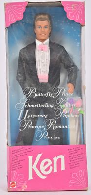 poupée Ken dans une boîte, portant un nœud papillon rose et un smoking