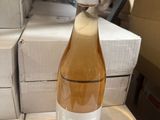 une bouteille de vin posée sur une pile de cartons