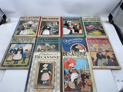 de nombreux livres posés sur une table blanche