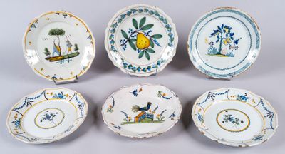 Nevers - Six assiettes à bord contourné en faïence à décor p…