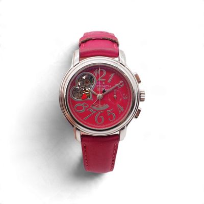 une montre rose avec un cadran rouge sur un fond blanc