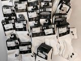 plusieurs paires de chaussettes blanches ornées de croix noires et blanches