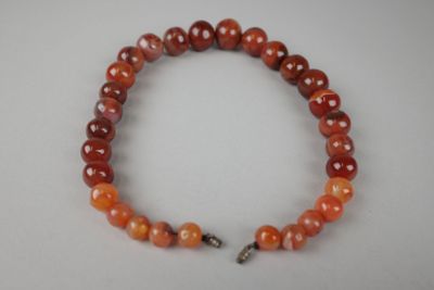 gros plan d'un bracelet sur une surface blanche