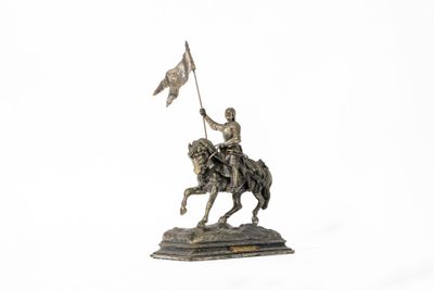 une statue représentant un homme à cheval tenant un drapeau