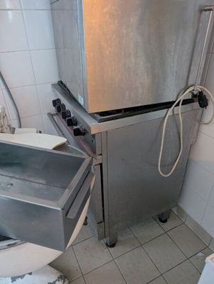 une photo d'une petite cuisine avec un évier et un réfrigérateur