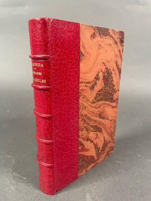 un livre rouge à la couverture rouge posé sur une table