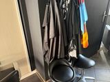 deux chaises et un porte-manteau dans un coin de la pièce
