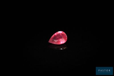 un diamant rose sur fond noir