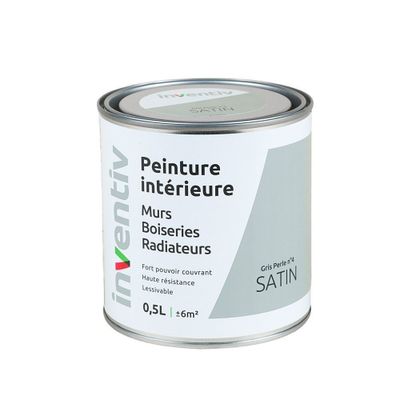 gros plan d'un pot de peinture sur fond blanc