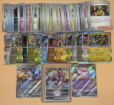 Coffret de cartes à collectionner Pokémon contenant toutes les cartes