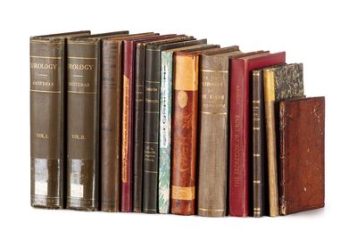 plusieurs vieux livres sont alignés sur une surface blanche