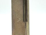 un briquet posé sur une surface blanche