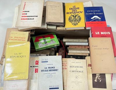 un grand nombre de livres empilés les uns sur les autres