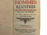 un vieux livre ouvert sur une surface blanche