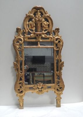 un miroir posé sur une table blanche