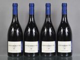 trois bouteilles de vin sont alignées sur une table