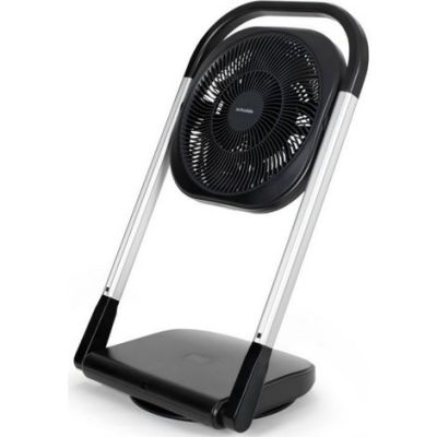 un ventilateur noir posé sur un pied, lui-même posé sur une surface blanche