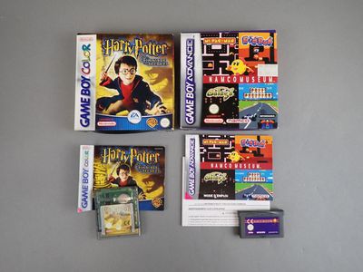 trois jeux Nintendo posés les uns à côté des autres sur une table
