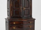 une image représentant une armoire en bois avec des tiroirs et une porte