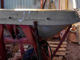 un vélo posé sur un bateau à l'intérieur d'un bâtiment