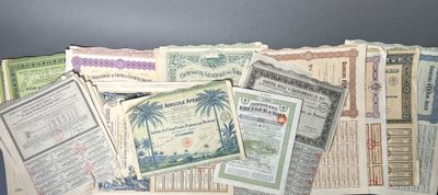 beaucoup de billets anciens et récents sur la table