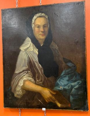 portrait d'une femme vêtue d'une robe marron, d'un châle noir et d'un chapeau bleu