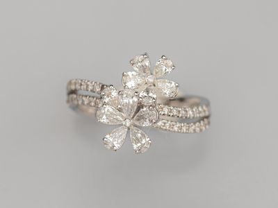 gros plan d'une bague en diamant sur une surface grise