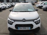 une voiture blanche garée dans un parking
