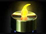 une bougie allumée dont la flamme jaune brille dans l'obscurité