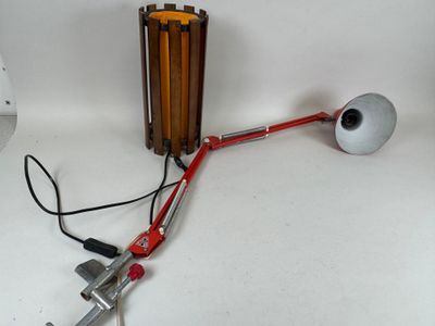 Lot comprenant : - une lampe de bureau articulée en métal la… - Photo 1