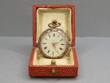 une petite boîte contenant une horloge