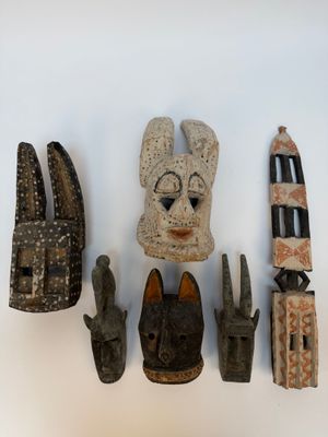 de nombreux types différents de masques africains sur un fond blanc
