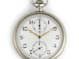 un gros plan d'une montre de poche en argent sur fond blanc