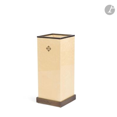 une poubelle blanche avec un couvercle noir et un socle marron